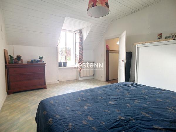 Maison en pierre de 77m², 3 chambres proche commodités à pied.