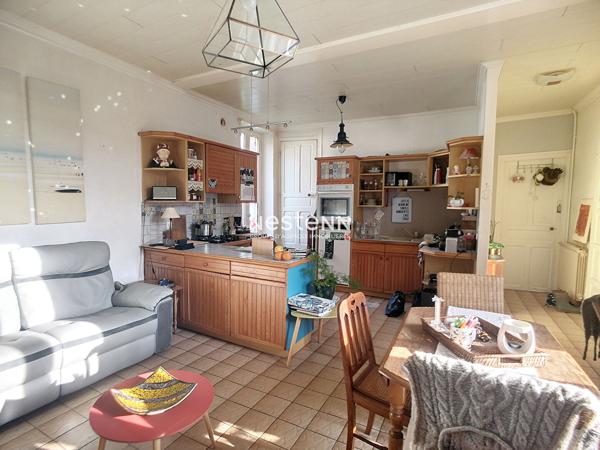 Maison en pierre de 77m², 3 chambres proche commodités à pied.