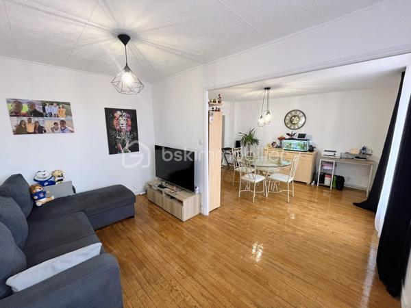 Vous recherchez un appartement lumineux, fonctionnel et proche de toutes les commodités ? Découvrez ce T4 de 61 m², situé au 4ᵉ et dernier étage d’une résidence calme.

L’appartement offre une agréable pièce de vie composée d’un salon et d’une salle à manger, bénéficiant d’une belle luminosité et d’un accès au balcon. La salle à manger peut facilement être transformée en troisième chambre selon vos besoins.

Il comprend également une cuisine séparée et fonctionnelle, deux chambres, une salle d’eau ainsi que des toilettes indépendantes. Le parquet apporte chaleur et caractère aux principales pièces.

Vous bénéficiez également d'une cave ainsi qu'un parking réservé à la copropriété sécurisée.

LES ATOUTS :

* Appartement lumineux
* Balcon avec vue dégagée
* Deux chambres, avec possibilité d’en créer une troisième
* Cuisine séparée
* Chauffage individuel au gaz
* Cave, interphone et parking sécurisé
* Commerces et transports rapidement accessibles

Cet appartement conviendra aussi bien à une résidence principale qu’à un projet d’investissement locatif.

*Vidéo sur demande*

📞 Contactez-moi dès maintenant pour organiser une visite