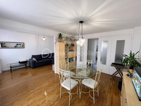 Vous recherchez un appartement lumineux, fonctionnel et proche de toutes les commodités ? Découvrez ce T4 de 61 m², situé au 4ᵉ et dernier étage d’une résidence calme.

L’appartement offre une agréable pièce de vie composée d’un salon et d’une salle à manger, bénéficiant d’une belle luminosité et d’un accès au balcon. La salle à manger peut facilement être transformée en troisième chambre selon vos besoins.

Il comprend également une cuisine séparée et fonctionnelle, deux chambres, une salle d’eau ainsi que des toilettes indépendantes. Le parquet apporte chaleur et caractère aux principales pièces.

Vous bénéficiez également d'une cave ainsi qu'un parking réservé à la copropriété sécurisée.

LES ATOUTS :

* Appartement lumineux
* Balcon avec vue dégagée
* Deux chambres, avec possibilité d’en créer une troisième
* Cuisine séparée
* Chauffage individuel au gaz
* Cave, interphone et parking sécurisé
* Commerces et transports rapidement accessibles

Cet appartement conviendra aussi bien à une résidence principale qu’à un projet d’investissement locatif.

*Vidéo sur demande*

📞 Contactez-moi dès maintenant pour organiser une visite
