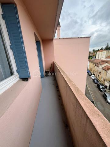Vous recherchez un appartement lumineux, fonctionnel et proche de toutes les commodités ? Découvrez ce T4 de 61 m², situé au 4ᵉ et dernier étage d’une résidence calme.

L’appartement offre une agréable pièce de vie composée d’un salon et d’une salle à manger, bénéficiant d’une belle luminosité et d’un accès au balcon. La salle à manger peut facilement être transformée en troisième chambre selon vos besoins.

Il comprend également une cuisine séparée et fonctionnelle, deux chambres, une salle d’eau ainsi que des toilettes indépendantes. Le parquet apporte chaleur et caractère aux principales pièces.

Vous bénéficiez également d'une cave ainsi qu'un parking réservé à la copropriété sécurisée.

LES ATOUTS :

* Appartement lumineux
* Balcon avec vue dégagée
* Deux chambres, avec possibilité d’en créer une troisième
* Cuisine séparée
* Chauffage individuel au gaz
* Cave, interphone et parking sécurisé
* Commerces et transports rapidement accessibles

Cet appartement conviendra aussi bien à une résidence principale qu’à un projet d’investissement locatif.

*Vidéo sur demande*

📞 Contactez-moi dès maintenant pour organiser une visite