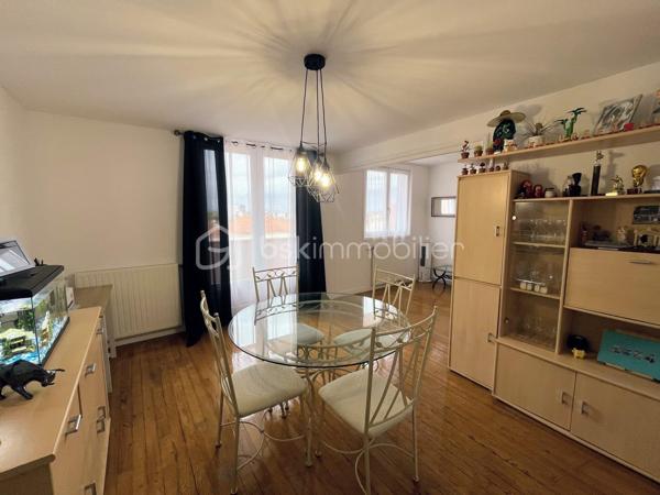 Vous recherchez un appartement lumineux, fonctionnel et proche de toutes les commodités ? Découvrez ce T4 de 61 m², situé au 4ᵉ et dernier étage d’une résidence calme.

L’appartement offre une agréable pièce de vie composée d’un salon et d’une salle à manger, bénéficiant d’une belle luminosité et d’un accès au balcon. La salle à manger peut facilement être transformée en troisième chambre selon vos besoins.

Il comprend également une cuisine séparée et fonctionnelle, deux chambres, une salle d’eau ainsi que des toilettes indépendantes. Le parquet apporte chaleur et caractère aux principales pièces.

Vous bénéficiez également d'une cave ainsi qu'un parking réservé à la copropriété sécurisée.

LES ATOUTS :

* Appartement lumineux
* Balcon avec vue dégagée
* Deux chambres, avec possibilité d’en créer une troisième
* Cuisine séparée
* Chauffage individuel au gaz
* Cave, interphone et parking sécurisé
* Commerces et transports rapidement accessibles

Cet appartement conviendra aussi bien à une résidence principale qu’à un projet d’investissement locatif.

*Vidéo sur demande*

📞 Contactez-moi dès maintenant pour organiser une visite
