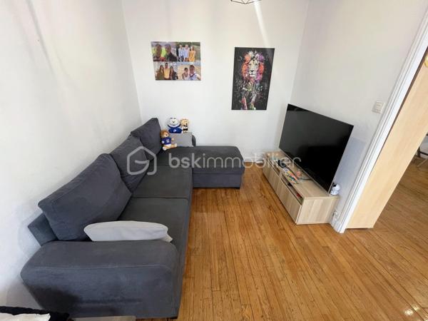 Vous recherchez un appartement lumineux, fonctionnel et proche de toutes les commodités ? Découvrez ce T4 de 61 m², situé au 4ᵉ et dernier étage d’une résidence calme.

L’appartement offre une agréable pièce de vie composée d’un salon et d’une salle à manger, bénéficiant d’une belle luminosité et d’un accès au balcon. La salle à manger peut facilement être transformée en troisième chambre selon vos besoins.

Il comprend également une cuisine séparée et fonctionnelle, deux chambres, une salle d’eau ainsi que des toilettes indépendantes. Le parquet apporte chaleur et caractère aux principales pièces.

Vous bénéficiez également d'une cave ainsi qu'un parking réservé à la copropriété sécurisée.

LES ATOUTS :

* Appartement lumineux
* Balcon avec vue dégagée
* Deux chambres, avec possibilité d’en créer une troisième
* Cuisine séparée
* Chauffage individuel au gaz
* Cave, interphone et parking sécurisé
* Commerces et transports rapidement accessibles

Cet appartement conviendra aussi bien à une résidence principale qu’à un projet d’investissement locatif.

*Vidéo sur demande*

📞 Contactez-moi dès maintenant pour organiser une visite