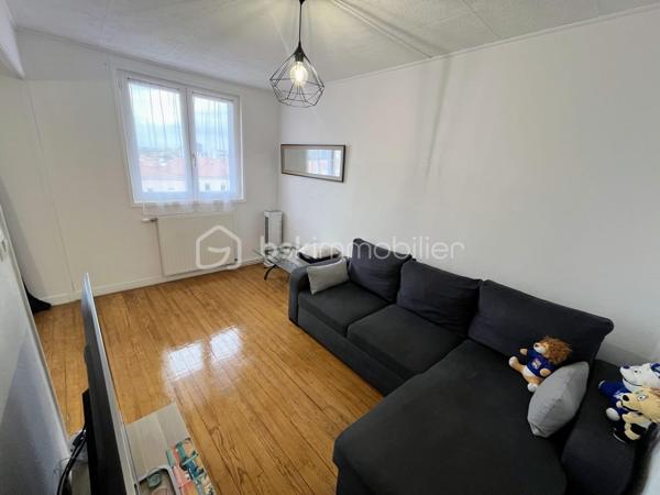 Vous recherchez un appartement lumineux, fonctionnel et proche de toutes les commodités ? Découvrez ce T4 de 61 m², situé au 4ᵉ et dernier étage d’une résidence calme.

L’appartement offre une agréable pièce de vie composée d’un salon et d’une salle à manger, bénéficiant d’une belle luminosité et d’un accès au balcon. La salle à manger peut facilement être transformée en troisième chambre selon vos besoins.

Il comprend également une cuisine séparée et fonctionnelle, deux chambres, une salle d’eau ainsi que des toilettes indépendantes. Le parquet apporte chaleur et caractère aux principales pièces.

Vous bénéficiez également d'une cave ainsi qu'un parking réservé à la copropriété sécurisée.

LES ATOUTS :

* Appartement lumineux
* Balcon avec vue dégagée
* Deux chambres, avec possibilité d’en créer une troisième
* Cuisine séparée
* Chauffage individuel au gaz
* Cave, interphone et parking sécurisé
* Commerces et transports rapidement accessibles

Cet appartement conviendra aussi bien à une résidence principale qu’à un projet d’investissement locatif.

*Vidéo sur demande*

📞 Contactez-moi dès maintenant pour organiser une visite