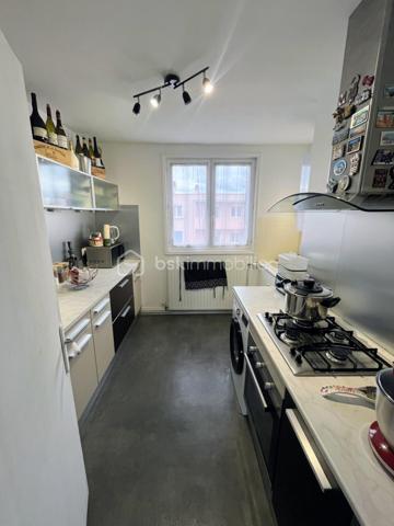 Vous recherchez un appartement lumineux, fonctionnel et proche de toutes les commodités ? Découvrez ce T4 de 61 m², situé au 4ᵉ et dernier étage d’une résidence calme.

L’appartement offre une agréable pièce de vie composée d’un salon et d’une salle à manger, bénéficiant d’une belle luminosité et d’un accès au balcon. La salle à manger peut facilement être transformée en troisième chambre selon vos besoins.

Il comprend également une cuisine séparée et fonctionnelle, deux chambres, une salle d’eau ainsi que des toilettes indépendantes. Le parquet apporte chaleur et caractère aux principales pièces.

Vous bénéficiez également d'une cave ainsi qu'un parking réservé à la copropriété sécurisée.

LES ATOUTS :

* Appartement lumineux
* Balcon avec vue dégagée
* Deux chambres, avec possibilité d’en créer une troisième
* Cuisine séparée
* Chauffage individuel au gaz
* Cave, interphone et parking sécurisé
* Commerces et transports rapidement accessibles

Cet appartement conviendra aussi bien à une résidence principale qu’à un projet d’investissement locatif.

*Vidéo sur demande*

📞 Contactez-moi dès maintenant pour organiser une visite