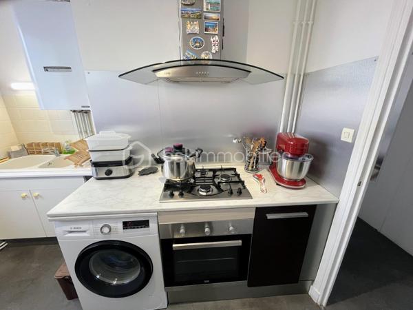 Vous recherchez un appartement lumineux, fonctionnel et proche de toutes les commodités ? Découvrez ce T4 de 61 m², situé au 4ᵉ et dernier étage d’une résidence calme.

L’appartement offre une agréable pièce de vie composée d’un salon et d’une salle à manger, bénéficiant d’une belle luminosité et d’un accès au balcon. La salle à manger peut facilement être transformée en troisième chambre selon vos besoins.

Il comprend également une cuisine séparée et fonctionnelle, deux chambres, une salle d’eau ainsi que des toilettes indépendantes. Le parquet apporte chaleur et caractère aux principales pièces.

Vous bénéficiez également d'une cave ainsi qu'un parking réservé à la copropriété sécurisée.

LES ATOUTS :

* Appartement lumineux
* Balcon avec vue dégagée
* Deux chambres, avec possibilité d’en créer une troisième
* Cuisine séparée
* Chauffage individuel au gaz
* Cave, interphone et parking sécurisé
* Commerces et transports rapidement accessibles

Cet appartement conviendra aussi bien à une résidence principale qu’à un projet d’investissement locatif.

*Vidéo sur demande*

📞 Contactez-moi dès maintenant pour organiser une visite