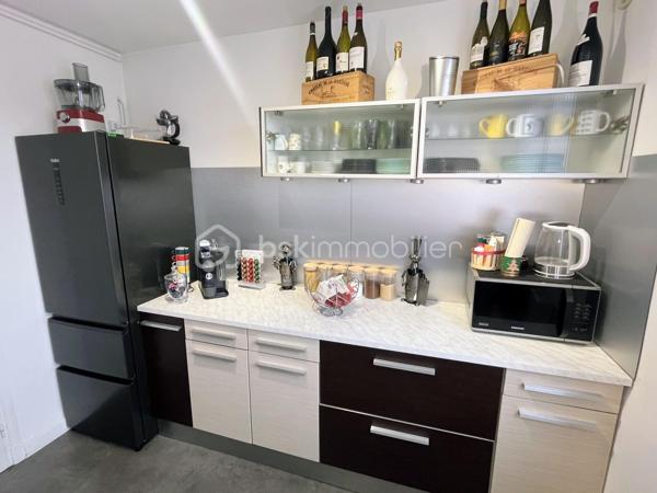 Vous recherchez un appartement lumineux, fonctionnel et proche de toutes les commodités ? Découvrez ce T4 de 61 m², situé au 4ᵉ et dernier étage d’une résidence calme.

L’appartement offre une agréable pièce de vie composée d’un salon et d’une salle à manger, bénéficiant d’une belle luminosité et d’un accès au balcon. La salle à manger peut facilement être transformée en troisième chambre selon vos besoins.

Il comprend également une cuisine séparée et fonctionnelle, deux chambres, une salle d’eau ainsi que des toilettes indépendantes. Le parquet apporte chaleur et caractère aux principales pièces.

Vous bénéficiez également d'une cave ainsi qu'un parking réservé à la copropriété sécurisée.

LES ATOUTS :

* Appartement lumineux
* Balcon avec vue dégagée
* Deux chambres, avec possibilité d’en créer une troisième
* Cuisine séparée
* Chauffage individuel au gaz
* Cave, interphone et parking sécurisé
* Commerces et transports rapidement accessibles

Cet appartement conviendra aussi bien à une résidence principale qu’à un projet d’investissement locatif.

*Vidéo sur demande*

📞 Contactez-moi dès maintenant pour organiser une visite