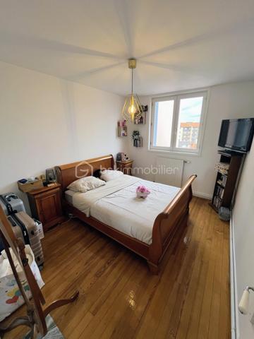 Vous recherchez un appartement lumineux, fonctionnel et proche de toutes les commodités ? Découvrez ce T4 de 61 m², situé au 4ᵉ et dernier étage d’une résidence calme.

L’appartement offre une agréable pièce de vie composée d’un salon et d’une salle à manger, bénéficiant d’une belle luminosité et d’un accès au balcon. La salle à manger peut facilement être transformée en troisième chambre selon vos besoins.

Il comprend également une cuisine séparée et fonctionnelle, deux chambres, une salle d’eau ainsi que des toilettes indépendantes. Le parquet apporte chaleur et caractère aux principales pièces.

Vous bénéficiez également d'une cave ainsi qu'un parking réservé à la copropriété sécurisée.

LES ATOUTS :

* Appartement lumineux
* Balcon avec vue dégagée
* Deux chambres, avec possibilité d’en créer une troisième
* Cuisine séparée
* Chauffage individuel au gaz
* Cave, interphone et parking sécurisé
* Commerces et transports rapidement accessibles

Cet appartement conviendra aussi bien à une résidence principale qu’à un projet d’investissement locatif.

*Vidéo sur demande*

📞 Contactez-moi dès maintenant pour organiser une visite