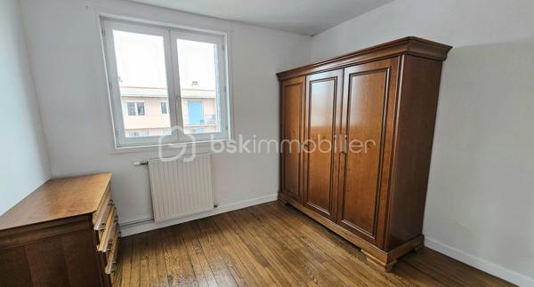 Vous recherchez un appartement lumineux, fonctionnel et proche de toutes les commodités ? Découvrez ce T4 de 61 m², situé au 4ᵉ et dernier étage d’une résidence calme.

L’appartement offre une agréable pièce de vie composée d’un salon et d’une salle à manger, bénéficiant d’une belle luminosité et d’un accès au balcon. La salle à manger peut facilement être transformée en troisième chambre selon vos besoins.

Il comprend également une cuisine séparée et fonctionnelle, deux chambres, une salle d’eau ainsi que des toilettes indépendantes. Le parquet apporte chaleur et caractère aux principales pièces.

Vous bénéficiez également d'une cave ainsi qu'un parking réservé à la copropriété sécurisée.

LES ATOUTS :

* Appartement lumineux
* Balcon avec vue dégagée
* Deux chambres, avec possibilité d’en créer une troisième
* Cuisine séparée
* Chauffage individuel au gaz
* Cave, interphone et parking sécurisé
* Commerces et transports rapidement accessibles

Cet appartement conviendra aussi bien à une résidence principale qu’à un projet d’investissement locatif.

*Vidéo sur demande*

📞 Contactez-moi dès maintenant pour organiser une visite