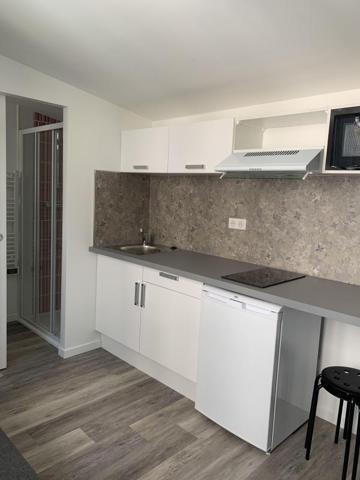 REF 5872 - 54 RUE GRANGEVIEILLE STUDIO MEUBLE RDC DEMI PALIE