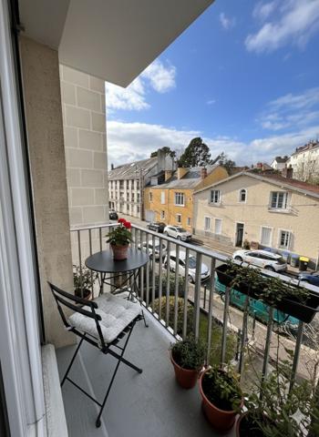 T3 avec balcon refait à neuf à deux pas de la place Canclaux