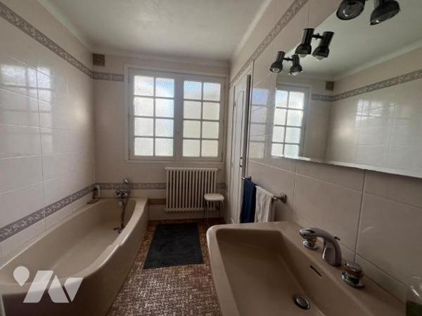 A VENDRE - ST MARC SUR MER - PROCHE PLAGES ET CENTRE - MAISON SUR GRANDE PARCELLE 
Dans secteu...