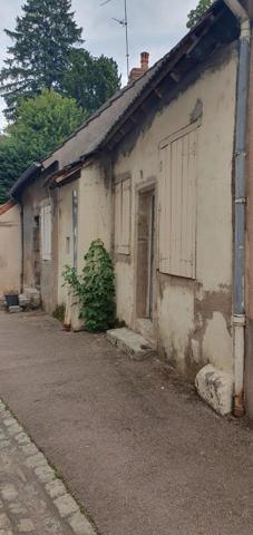 maison à saisir sans attendre dans les vieux quartier historique de la ville d'Autun aux portes du Morvan, chargé d'histoire, proche de la place du champ de mars, des écoles Lazare saint sacrement, lycée Bonaparte.