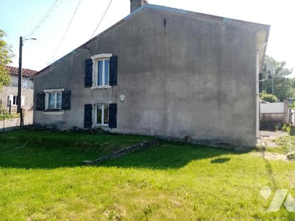 Maison de village de 158 m² avec terrain attenant de 429 m² 
Etat général : à conforter