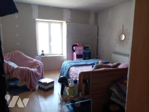 Maison de village de 158 m² avec terrain attenant de 429 m² 
Etat général : à conforter