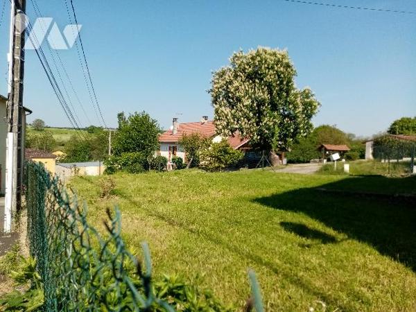 Maison de village de 158 m² avec terrain attenant de 429 m² 
Etat général : à conforter