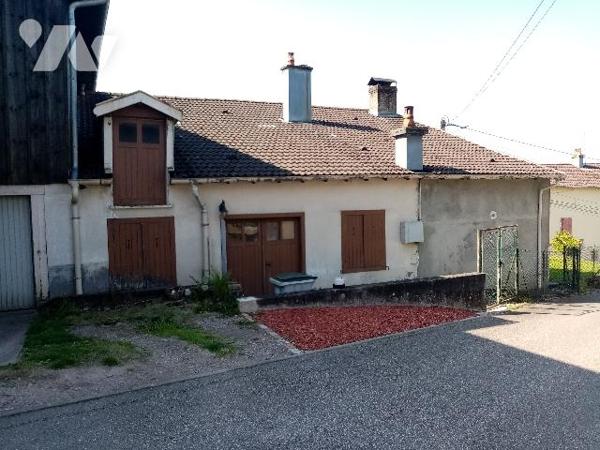 Maison de village de 158 m² avec terrain attenant de 429 m² 
Etat général : à conforter