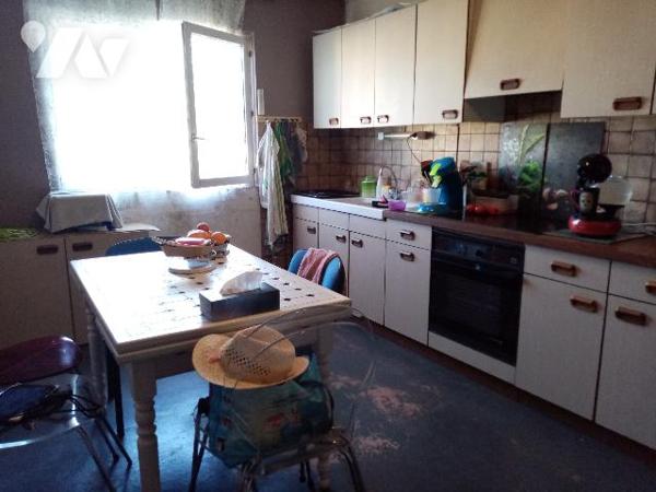 Maison de village de 158 m² avec terrain attenant de 429 m² 
Etat général : à conforter