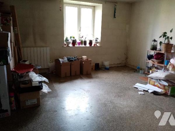 Maison de village de 158 m² avec terrain attenant de 429 m² 
Etat général : à conforter