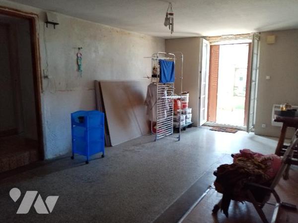 Maison de village de 158 m² avec terrain attenant de 429 m² 
Etat général : à conforter