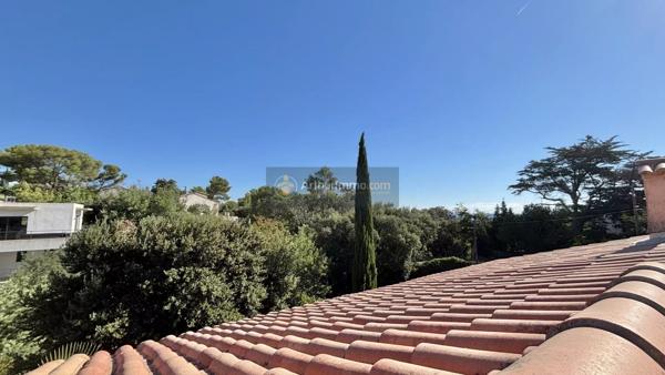 Vente                                                      Maison
                        
                     4 pièces                      126 m2                     à Saint-Aygulf