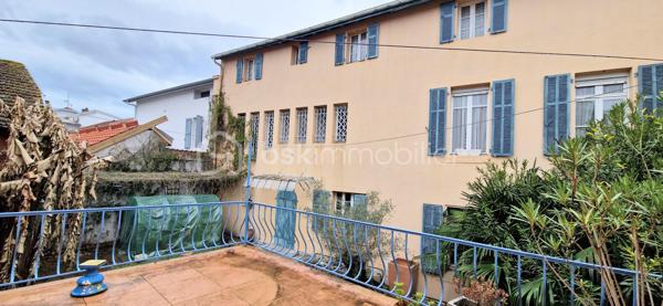 Situé en plein centre-ville de Saint-Vincent-de-Tyrosse, au pied de tous les commerces et commodités accessibles à pied, et à seulement 15 minutes de l’océan, découvrez ce magnifique ancien hôtel particulier du XIX ème siècle, au charme authentique et aux volumes remarquables. Ce bien rare peut convenir aussi bien à une grande famille souhaitant profiter d’une demeure de caractère avec dépendance indépendante, qu’à des investisseurs séduits par ses volumes et son potentiel patrimonial. Les éléments d’époque remarquablement conservés — escalier monumental, vitraux anciens Art Déco, hauteurs sous plafond et détails architecturaux— confèrent à l’ensemble un charme unique et authentique. 

Édifié sur une parcelle de 475 m², ce bien développe environ 415 m² habitables répartis sur trois niveaux, avec cave, dépendance indépendante, double garage et cour intérieure.

- L’habitation principale – 170 m² - plein de cachet

Au rez-de-chaussée :
Une superbe entrée avec escalier majestueux
Un vaste salon / salle à manger 
Une cuisine indépendante
Une bibliothèque
Un cellier
Un WC

À l’étage :
Un palier avec espace bureau
Trois chambres
Une salle de bain
Deux salles d’eau
Trois WC

Une cave complète cet espace.
Charme de l’ancien préservé : belles hauteurs sous plafond, volumes généreux, architecture élégante.

- Deux plateaux au deuxième niveau
Un plateau de 85 m² - 4 pièces et salle d'eau
Un plateau de 95 m² - 4 pièces 
De beaux volumes supplémentaires offrant de nombreuses possibilités d’aménagement.

- Dépendance indépendante – 35 m²
Composée de trois pièces avec terrasse privative.
Les raccordements eau et électricité sont à prévoir (réseaux à proximité immédiate).

- Annexes
Double garage avec eau et électricité
Cour intérieure
Cave

Emplacement premium : hypercentre, commerces, écoles, services accessibles à pied, cadre de vie recherché dans les Landes, à proximité immédiate de l’océan.