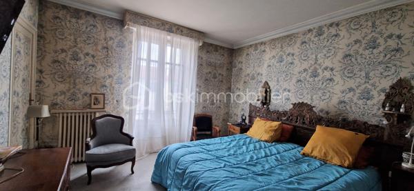 Situé en plein centre-ville de Saint-Vincent-de-Tyrosse, au pied de tous les commerces et commodités accessibles à pied, et à seulement 15 minutes de l’océan, découvrez ce magnifique ancien hôtel particulier du XIX ème siècle, au charme authentique et aux volumes remarquables. Ce bien rare peut convenir aussi bien à une grande famille souhaitant profiter d’une demeure de caractère avec dépendance indépendante, qu’à des investisseurs séduits par ses volumes et son potentiel patrimonial. Les éléments d’époque remarquablement conservés — escalier monumental, vitraux anciens Art Déco, hauteurs sous plafond et détails architecturaux— confèrent à l’ensemble un charme unique et authentique. 

Édifié sur une parcelle de 475 m², ce bien développe environ 415 m² habitables répartis sur trois niveaux, avec cave, dépendance indépendante, double garage et cour intérieure.

- L’habitation principale – 170 m² - plein de cachet

Au rez-de-chaussée :
Une superbe entrée avec escalier majestueux
Un vaste salon / salle à manger 
Une cuisine indépendante
Une bibliothèque
Un cellier
Un WC

À l’étage :
Un palier avec espace bureau
Trois chambres
Une salle de bain
Deux salles d’eau
Trois WC

Une cave complète cet espace.
Charme de l’ancien préservé : belles hauteurs sous plafond, volumes généreux, architecture élégante.

- Deux plateaux au deuxième niveau
Un plateau de 85 m² - 4 pièces et salle d'eau
Un plateau de 95 m² - 4 pièces 
De beaux volumes supplémentaires offrant de nombreuses possibilités d’aménagement.

- Dépendance indépendante – 35 m²
Composée de trois pièces avec terrasse privative.
Les raccordements eau et électricité sont à prévoir (réseaux à proximité immédiate).

- Annexes
Double garage avec eau et électricité
Cour intérieure
Cave

Emplacement premium : hypercentre, commerces, écoles, services accessibles à pied, cadre de vie recherché dans les Landes, à proximité immédiate de l’océan.