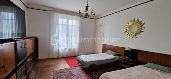 Situé en plein centre-ville de Saint-Vincent-de-Tyrosse, au pied de tous les commerces et commodités accessibles à pied, et à seulement 15 minutes de l’océan, découvrez ce magnifique ancien hôtel particulier du XIX ème siècle, au charme authentique et aux volumes remarquables. Ce bien rare peut convenir aussi bien à une grande famille souhaitant profiter d’une demeure de caractère avec dépendance indépendante, qu’à des investisseurs séduits par ses volumes et son potentiel patrimonial. Les éléments d’époque remarquablement conservés — escalier monumental, vitraux anciens Art Déco, hauteurs sous plafond et détails architecturaux— confèrent à l’ensemble un charme unique et authentique. 

Édifié sur une parcelle de 475 m², ce bien développe environ 415 m² habitables répartis sur trois niveaux, avec cave, dépendance indépendante, double garage et cour intérieure.

- L’habitation principale – 170 m² - plein de cachet

Au rez-de-chaussée :
Une superbe entrée avec escalier majestueux
Un vaste salon / salle à manger 
Une cuisine indépendante
Une bibliothèque
Un cellier
Un WC

À l’étage :
Un palier avec espace bureau
Trois chambres
Une salle de bain
Deux salles d’eau
Trois WC

Une cave complète cet espace.
Charme de l’ancien préservé : belles hauteurs sous plafond, volumes généreux, architecture élégante.

- Deux plateaux au deuxième niveau
Un plateau de 85 m² - 4 pièces et salle d'eau
Un plateau de 95 m² - 4 pièces 
De beaux volumes supplémentaires offrant de nombreuses possibilités d’aménagement.

- Dépendance indépendante – 35 m²
Composée de trois pièces avec terrasse privative.
Les raccordements eau et électricité sont à prévoir (réseaux à proximité immédiate).

- Annexes
Double garage avec eau et électricité
Cour intérieure
Cave

Emplacement premium : hypercentre, commerces, écoles, services accessibles à pied, cadre de vie recherché dans les Landes, à proximité immédiate de l’océan.