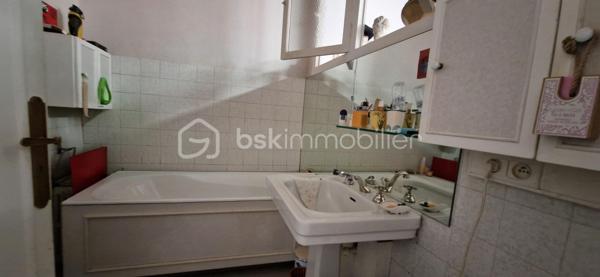 Situé en plein centre-ville de Saint-Vincent-de-Tyrosse, au pied de tous les commerces et commodités accessibles à pied, et à seulement 15 minutes de l’océan, découvrez ce magnifique ancien hôtel particulier du XIX ème siècle, au charme authentique et aux volumes remarquables. Ce bien rare peut convenir aussi bien à une grande famille souhaitant profiter d’une demeure de caractère avec dépendance indépendante, qu’à des investisseurs séduits par ses volumes et son potentiel patrimonial. Les éléments d’époque remarquablement conservés — escalier monumental, vitraux anciens Art Déco, hauteurs sous plafond et détails architecturaux— confèrent à l’ensemble un charme unique et authentique. 

Édifié sur une parcelle de 475 m², ce bien développe environ 415 m² habitables répartis sur trois niveaux, avec cave, dépendance indépendante, double garage et cour intérieure.

- L’habitation principale – 170 m² - plein de cachet

Au rez-de-chaussée :
Une superbe entrée avec escalier majestueux
Un vaste salon / salle à manger 
Une cuisine indépendante
Une bibliothèque
Un cellier
Un WC

À l’étage :
Un palier avec espace bureau
Trois chambres
Une salle de bain
Deux salles d’eau
Trois WC

Une cave complète cet espace.
Charme de l’ancien préservé : belles hauteurs sous plafond, volumes généreux, architecture élégante.

- Deux plateaux au deuxième niveau
Un plateau de 85 m² - 4 pièces et salle d'eau
Un plateau de 95 m² - 4 pièces 
De beaux volumes supplémentaires offrant de nombreuses possibilités d’aménagement.

- Dépendance indépendante – 35 m²
Composée de trois pièces avec terrasse privative.
Les raccordements eau et électricité sont à prévoir (réseaux à proximité immédiate).

- Annexes
Double garage avec eau et électricité
Cour intérieure
Cave

Emplacement premium : hypercentre, commerces, écoles, services accessibles à pied, cadre de vie recherché dans les Landes, à proximité immédiate de l’océan.