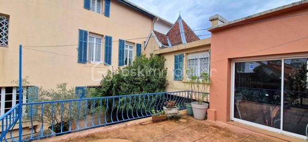 Situé en plein centre-ville de Saint-Vincent-de-Tyrosse, au pied de tous les commerces et commodités accessibles à pied, et à seulement 15 minutes de l’océan, découvrez ce magnifique ancien hôtel particulier du XIX ème siècle, au charme authentique et aux volumes remarquables. Ce bien rare peut convenir aussi bien à une grande famille souhaitant profiter d’une demeure de caractère avec dépendance indépendante, qu’à des investisseurs séduits par ses volumes et son potentiel patrimonial. Les éléments d’époque remarquablement conservés — escalier monumental, vitraux anciens Art Déco, hauteurs sous plafond et détails architecturaux— confèrent à l’ensemble un charme unique et authentique. 

Édifié sur une parcelle de 475 m², ce bien développe environ 415 m² habitables répartis sur trois niveaux, avec cave, dépendance indépendante, double garage et cour intérieure.

- L’habitation principale – 170 m² - plein de cachet

Au rez-de-chaussée :
Une superbe entrée avec escalier majestueux
Un vaste salon / salle à manger 
Une cuisine indépendante
Une bibliothèque
Un cellier
Un WC

À l’étage :
Un palier avec espace bureau
Trois chambres
Une salle de bain
Deux salles d’eau
Trois WC

Une cave complète cet espace.
Charme de l’ancien préservé : belles hauteurs sous plafond, volumes généreux, architecture élégante.

- Deux plateaux au deuxième niveau
Un plateau de 85 m² - 4 pièces et salle d'eau
Un plateau de 95 m² - 4 pièces 
De beaux volumes supplémentaires offrant de nombreuses possibilités d’aménagement.

- Dépendance indépendante – 35 m²
Composée de trois pièces avec terrasse privative.
Les raccordements eau et électricité sont à prévoir (réseaux à proximité immédiate).

- Annexes
Double garage avec eau et électricité
Cour intérieure
Cave

Emplacement premium : hypercentre, commerces, écoles, services accessibles à pied, cadre de vie recherché dans les Landes, à proximité immédiate de l’océan.