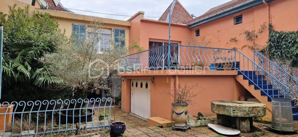 Situé en plein centre-ville de Saint-Vincent-de-Tyrosse, au pied de tous les commerces et commodités accessibles à pied, et à seulement 15 minutes de l’océan, découvrez ce magnifique ancien hôtel particulier du XIX ème siècle, au charme authentique et aux volumes remarquables. Ce bien rare peut convenir aussi bien à une grande famille souhaitant profiter d’une demeure de caractère avec dépendance indépendante, qu’à des investisseurs séduits par ses volumes et son potentiel patrimonial. Les éléments d’époque remarquablement conservés — escalier monumental, vitraux anciens Art Déco, hauteurs sous plafond et détails architecturaux— confèrent à l’ensemble un charme unique et authentique. 

Édifié sur une parcelle de 475 m², ce bien développe environ 415 m² habitables répartis sur trois niveaux, avec cave, dépendance indépendante, double garage et cour intérieure.

- L’habitation principale – 170 m² - plein de cachet

Au rez-de-chaussée :
Une superbe entrée avec escalier majestueux
Un vaste salon / salle à manger 
Une cuisine indépendante
Une bibliothèque
Un cellier
Un WC

À l’étage :
Un palier avec espace bureau
Trois chambres
Une salle de bain
Deux salles d’eau
Trois WC

Une cave complète cet espace.
Charme de l’ancien préservé : belles hauteurs sous plafond, volumes généreux, architecture élégante.

- Deux plateaux au deuxième niveau
Un plateau de 85 m² - 4 pièces et salle d'eau
Un plateau de 95 m² - 4 pièces 
De beaux volumes supplémentaires offrant de nombreuses possibilités d’aménagement.

- Dépendance indépendante – 35 m²
Composée de trois pièces avec terrasse privative.
Les raccordements eau et électricité sont à prévoir (réseaux à proximité immédiate).

- Annexes
Double garage avec eau et électricité
Cour intérieure
Cave

Emplacement premium : hypercentre, commerces, écoles, services accessibles à pied, cadre de vie recherché dans les Landes, à proximité immédiate de l’océan.
