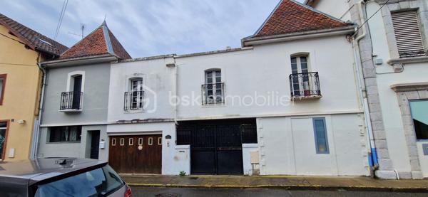 Situé en plein centre-ville de Saint-Vincent-de-Tyrosse, au pied de tous les commerces et commodités accessibles à pied, et à seulement 15 minutes de l’océan, découvrez ce magnifique ancien hôtel particulier du XIX ème siècle, au charme authentique et aux volumes remarquables. Ce bien rare peut convenir aussi bien à une grande famille souhaitant profiter d’une demeure de caractère avec dépendance indépendante, qu’à des investisseurs séduits par ses volumes et son potentiel patrimonial. Les éléments d’époque remarquablement conservés — escalier monumental, vitraux anciens Art Déco, hauteurs sous plafond et détails architecturaux— confèrent à l’ensemble un charme unique et authentique. 

Édifié sur une parcelle de 475 m², ce bien développe environ 415 m² habitables répartis sur trois niveaux, avec cave, dépendance indépendante, double garage et cour intérieure.

- L’habitation principale – 170 m² - plein de cachet

Au rez-de-chaussée :
Une superbe entrée avec escalier majestueux
Un vaste salon / salle à manger 
Une cuisine indépendante
Une bibliothèque
Un cellier
Un WC

À l’étage :
Un palier avec espace bureau
Trois chambres
Une salle de bain
Deux salles d’eau
Trois WC

Une cave complète cet espace.
Charme de l’ancien préservé : belles hauteurs sous plafond, volumes généreux, architecture élégante.

- Deux plateaux au deuxième niveau
Un plateau de 85 m² - 4 pièces et salle d'eau
Un plateau de 95 m² - 4 pièces 
De beaux volumes supplémentaires offrant de nombreuses possibilités d’aménagement.

- Dépendance indépendante – 35 m²
Composée de trois pièces avec terrasse privative.
Les raccordements eau et électricité sont à prévoir (réseaux à proximité immédiate).

- Annexes
Double garage avec eau et électricité
Cour intérieure
Cave

Emplacement premium : hypercentre, commerces, écoles, services accessibles à pied, cadre de vie recherché dans les Landes, à proximité immédiate de l’océan.