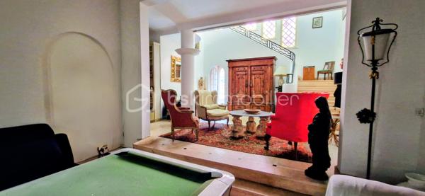 Situé en plein centre-ville de Saint-Vincent-de-Tyrosse, au pied de tous les commerces et commodités accessibles à pied, et à seulement 15 minutes de l’océan, découvrez ce magnifique ancien hôtel particulier du XIX ème siècle, au charme authentique et aux volumes remarquables. Ce bien rare peut convenir aussi bien à une grande famille souhaitant profiter d’une demeure de caractère avec dépendance indépendante, qu’à des investisseurs séduits par ses volumes et son potentiel patrimonial. Les éléments d’époque remarquablement conservés — escalier monumental, vitraux anciens Art Déco, hauteurs sous plafond et détails architecturaux— confèrent à l’ensemble un charme unique et authentique. 

Édifié sur une parcelle de 475 m², ce bien développe environ 415 m² habitables répartis sur trois niveaux, avec cave, dépendance indépendante, double garage et cour intérieure.

- L’habitation principale – 170 m² - plein de cachet

Au rez-de-chaussée :
Une superbe entrée avec escalier majestueux
Un vaste salon / salle à manger 
Une cuisine indépendante
Une bibliothèque
Un cellier
Un WC

À l’étage :
Un palier avec espace bureau
Trois chambres
Une salle de bain
Deux salles d’eau
Trois WC

Une cave complète cet espace.
Charme de l’ancien préservé : belles hauteurs sous plafond, volumes généreux, architecture élégante.

- Deux plateaux au deuxième niveau
Un plateau de 85 m² - 4 pièces et salle d'eau
Un plateau de 95 m² - 4 pièces 
De beaux volumes supplémentaires offrant de nombreuses possibilités d’aménagement.

- Dépendance indépendante – 35 m²
Composée de trois pièces avec terrasse privative.
Les raccordements eau et électricité sont à prévoir (réseaux à proximité immédiate).

- Annexes
Double garage avec eau et électricité
Cour intérieure
Cave

Emplacement premium : hypercentre, commerces, écoles, services accessibles à pied, cadre de vie recherché dans les Landes, à proximité immédiate de l’océan.