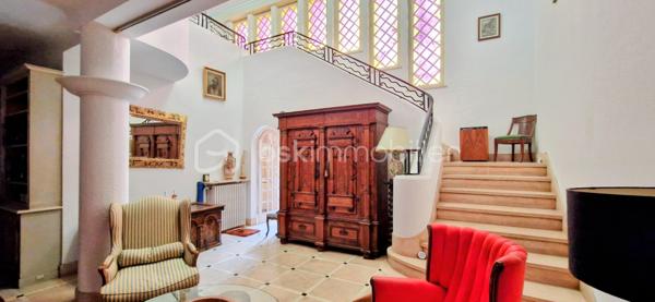 Situé en plein centre-ville de Saint-Vincent-de-Tyrosse, au pied de tous les commerces et commodités accessibles à pied, et à seulement 15 minutes de l’océan, découvrez ce magnifique ancien hôtel particulier du XIX ème siècle, au charme authentique et aux volumes remarquables. Ce bien rare peut convenir aussi bien à une grande famille souhaitant profiter d’une demeure de caractère avec dépendance indépendante, qu’à des investisseurs séduits par ses volumes et son potentiel patrimonial. Les éléments d’époque remarquablement conservés — escalier monumental, vitraux anciens Art Déco, hauteurs sous plafond et détails architecturaux— confèrent à l’ensemble un charme unique et authentique. 

Édifié sur une parcelle de 475 m², ce bien développe environ 415 m² habitables répartis sur trois niveaux, avec cave, dépendance indépendante, double garage et cour intérieure.

- L’habitation principale – 170 m² - plein de cachet

Au rez-de-chaussée :
Une superbe entrée avec escalier majestueux
Un vaste salon / salle à manger 
Une cuisine indépendante
Une bibliothèque
Un cellier
Un WC

À l’étage :
Un palier avec espace bureau
Trois chambres
Une salle de bain
Deux salles d’eau
Trois WC

Une cave complète cet espace.
Charme de l’ancien préservé : belles hauteurs sous plafond, volumes généreux, architecture élégante.

- Deux plateaux au deuxième niveau
Un plateau de 85 m² - 4 pièces et salle d'eau
Un plateau de 95 m² - 4 pièces 
De beaux volumes supplémentaires offrant de nombreuses possibilités d’aménagement.

- Dépendance indépendante – 35 m²
Composée de trois pièces avec terrasse privative.
Les raccordements eau et électricité sont à prévoir (réseaux à proximité immédiate).

- Annexes
Double garage avec eau et électricité
Cour intérieure
Cave

Emplacement premium : hypercentre, commerces, écoles, services accessibles à pied, cadre de vie recherché dans les Landes, à proximité immédiate de l’océan.