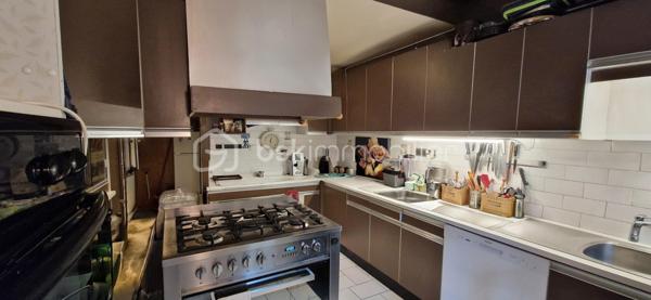 Situé en plein centre-ville de Saint-Vincent-de-Tyrosse, au pied de tous les commerces et commodités accessibles à pied, et à seulement 15 minutes de l’océan, découvrez ce magnifique ancien hôtel particulier du XIX ème siècle, au charme authentique et aux volumes remarquables. Ce bien rare peut convenir aussi bien à une grande famille souhaitant profiter d’une demeure de caractère avec dépendance indépendante, qu’à des investisseurs séduits par ses volumes et son potentiel patrimonial. Les éléments d’époque remarquablement conservés — escalier monumental, vitraux anciens Art Déco, hauteurs sous plafond et détails architecturaux— confèrent à l’ensemble un charme unique et authentique. 

Édifié sur une parcelle de 475 m², ce bien développe environ 415 m² habitables répartis sur trois niveaux, avec cave, dépendance indépendante, double garage et cour intérieure.

- L’habitation principale – 170 m² - plein de cachet

Au rez-de-chaussée :
Une superbe entrée avec escalier majestueux
Un vaste salon / salle à manger 
Une cuisine indépendante
Une bibliothèque
Un cellier
Un WC

À l’étage :
Un palier avec espace bureau
Trois chambres
Une salle de bain
Deux salles d’eau
Trois WC

Une cave complète cet espace.
Charme de l’ancien préservé : belles hauteurs sous plafond, volumes généreux, architecture élégante.

- Deux plateaux au deuxième niveau
Un plateau de 85 m² - 4 pièces et salle d'eau
Un plateau de 95 m² - 4 pièces 
De beaux volumes supplémentaires offrant de nombreuses possibilités d’aménagement.

- Dépendance indépendante – 35 m²
Composée de trois pièces avec terrasse privative.
Les raccordements eau et électricité sont à prévoir (réseaux à proximité immédiate).

- Annexes
Double garage avec eau et électricité
Cour intérieure
Cave

Emplacement premium : hypercentre, commerces, écoles, services accessibles à pied, cadre de vie recherché dans les Landes, à proximité immédiate de l’océan.