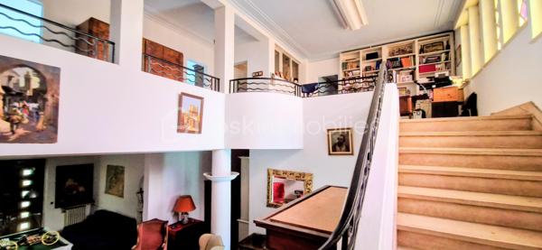 Situé en plein centre-ville de Saint-Vincent-de-Tyrosse, au pied de tous les commerces et commodités accessibles à pied, et à seulement 15 minutes de l’océan, découvrez ce magnifique ancien hôtel particulier du XIX ème siècle, au charme authentique et aux volumes remarquables. Ce bien rare peut convenir aussi bien à une grande famille souhaitant profiter d’une demeure de caractère avec dépendance indépendante, qu’à des investisseurs séduits par ses volumes et son potentiel patrimonial. Les éléments d’époque remarquablement conservés — escalier monumental, vitraux anciens Art Déco, hauteurs sous plafond et détails architecturaux— confèrent à l’ensemble un charme unique et authentique. 

Édifié sur une parcelle de 475 m², ce bien développe environ 415 m² habitables répartis sur trois niveaux, avec cave, dépendance indépendante, double garage et cour intérieure.

- L’habitation principale – 170 m² - plein de cachet

Au rez-de-chaussée :
Une superbe entrée avec escalier majestueux
Un vaste salon / salle à manger 
Une cuisine indépendante
Une bibliothèque
Un cellier
Un WC

À l’étage :
Un palier avec espace bureau
Trois chambres
Une salle de bain
Deux salles d’eau
Trois WC

Une cave complète cet espace.
Charme de l’ancien préservé : belles hauteurs sous plafond, volumes généreux, architecture élégante.

- Deux plateaux au deuxième niveau
Un plateau de 85 m² - 4 pièces et salle d'eau
Un plateau de 95 m² - 4 pièces 
De beaux volumes supplémentaires offrant de nombreuses possibilités d’aménagement.

- Dépendance indépendante – 35 m²
Composée de trois pièces avec terrasse privative.
Les raccordements eau et électricité sont à prévoir (réseaux à proximité immédiate).

- Annexes
Double garage avec eau et électricité
Cour intérieure
Cave

Emplacement premium : hypercentre, commerces, écoles, services accessibles à pied, cadre de vie recherché dans les Landes, à proximité immédiate de l’océan.