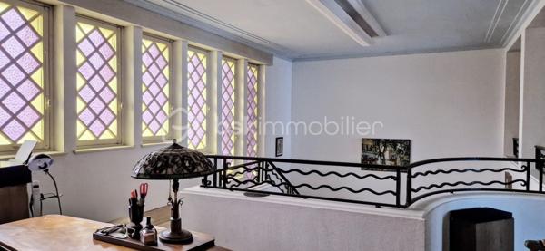 Situé en plein centre-ville de Saint-Vincent-de-Tyrosse, au pied de tous les commerces et commodités accessibles à pied, et à seulement 15 minutes de l’océan, découvrez ce magnifique ancien hôtel particulier du XIX ème siècle, au charme authentique et aux volumes remarquables. Ce bien rare peut convenir aussi bien à une grande famille souhaitant profiter d’une demeure de caractère avec dépendance indépendante, qu’à des investisseurs séduits par ses volumes et son potentiel patrimonial. Les éléments d’époque remarquablement conservés — escalier monumental, vitraux anciens Art Déco, hauteurs sous plafond et détails architecturaux— confèrent à l’ensemble un charme unique et authentique. 

Édifié sur une parcelle de 475 m², ce bien développe environ 415 m² habitables répartis sur trois niveaux, avec cave, dépendance indépendante, double garage et cour intérieure.

- L’habitation principale – 170 m² - plein de cachet

Au rez-de-chaussée :
Une superbe entrée avec escalier majestueux
Un vaste salon / salle à manger 
Une cuisine indépendante
Une bibliothèque
Un cellier
Un WC

À l’étage :
Un palier avec espace bureau
Trois chambres
Une salle de bain
Deux salles d’eau
Trois WC

Une cave complète cet espace.
Charme de l’ancien préservé : belles hauteurs sous plafond, volumes généreux, architecture élégante.

- Deux plateaux au deuxième niveau
Un plateau de 85 m² - 4 pièces et salle d'eau
Un plateau de 95 m² - 4 pièces 
De beaux volumes supplémentaires offrant de nombreuses possibilités d’aménagement.

- Dépendance indépendante – 35 m²
Composée de trois pièces avec terrasse privative.
Les raccordements eau et électricité sont à prévoir (réseaux à proximité immédiate).

- Annexes
Double garage avec eau et électricité
Cour intérieure
Cave

Emplacement premium : hypercentre, commerces, écoles, services accessibles à pied, cadre de vie recherché dans les Landes, à proximité immédiate de l’océan.