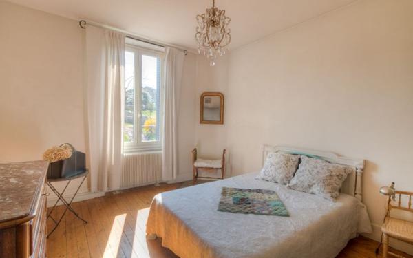 Maison à vendre    8 pièces •  Épône
