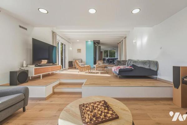 Thoiry – Élégante demeure familiale de 342 m² avec piscine couverte, appartement indépendant et vue 