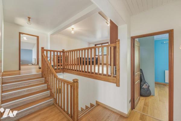 Thoiry – Élégante demeure familiale de 342 m² avec piscine couverte, appartement indépendant et vue 