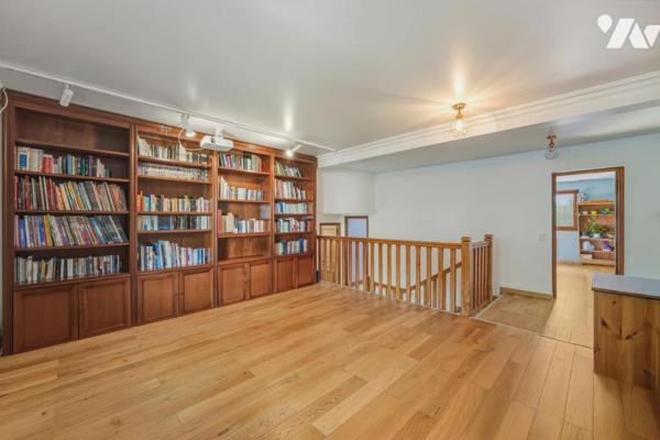 Thoiry – Élégante demeure familiale de 342 m² avec piscine couverte, appartement indépendant et vue 