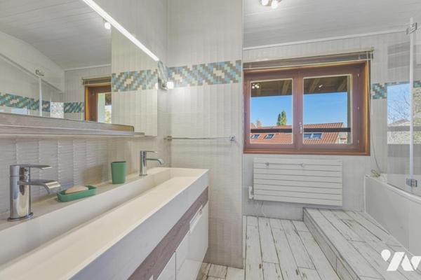 Thoiry – Élégante demeure familiale de 342 m² avec piscine couverte, appartement indépendant et vue 