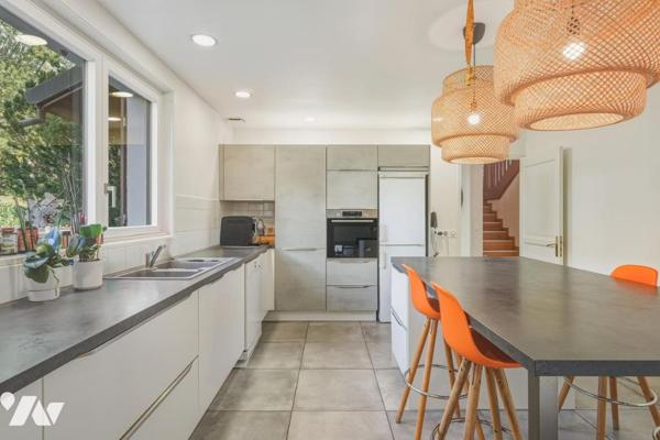 Thoiry – Élégante demeure familiale de 342 m² avec piscine couverte, appartement indépendant et vue 
