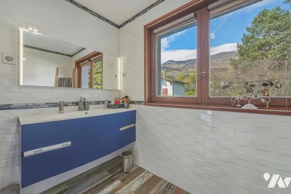 Thoiry – Élégante demeure familiale de 342 m² avec piscine couverte, appartement indépendant et vue 