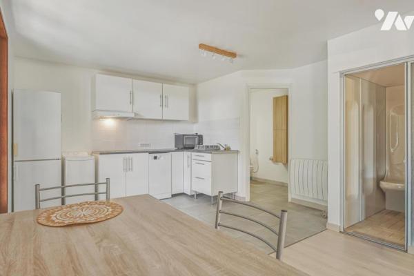 Thoiry – Élégante demeure familiale de 342 m² avec piscine couverte, appartement indépendant et vue 