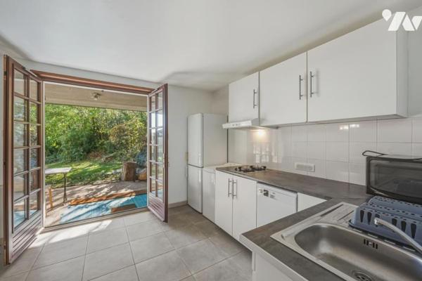 Thoiry – Élégante demeure familiale de 342 m² avec piscine couverte, appartement indépendant et vue 