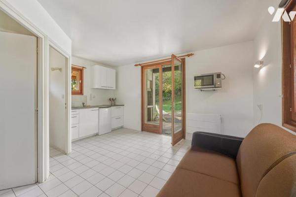 Thoiry – Élégante demeure familiale de 342 m² avec piscine couverte, appartement indépendant et vue 
