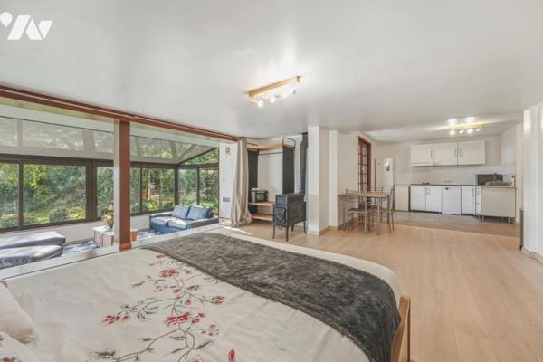 Thoiry – Élégante demeure familiale de 342 m² avec piscine couverte, appartement indépendant et vue 