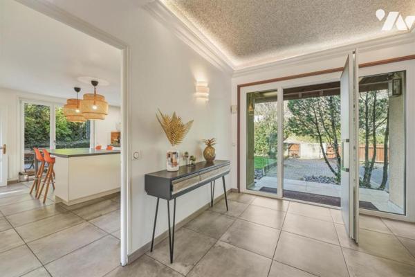Thoiry – Élégante demeure familiale de 342 m² avec piscine couverte, appartement indépendant et vue 