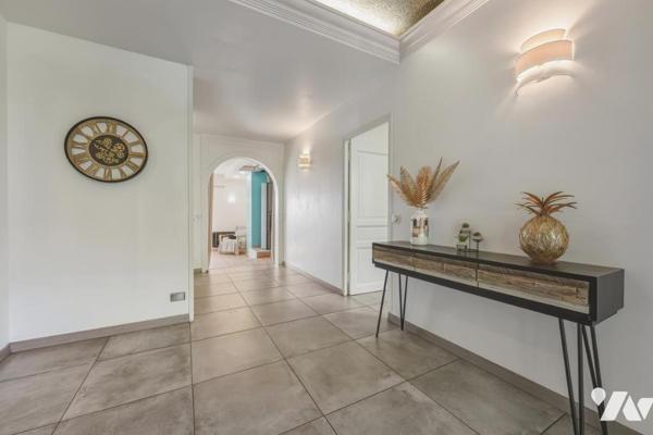 Thoiry – Élégante demeure familiale de 342 m² avec piscine couverte, appartement indépendant et vue 